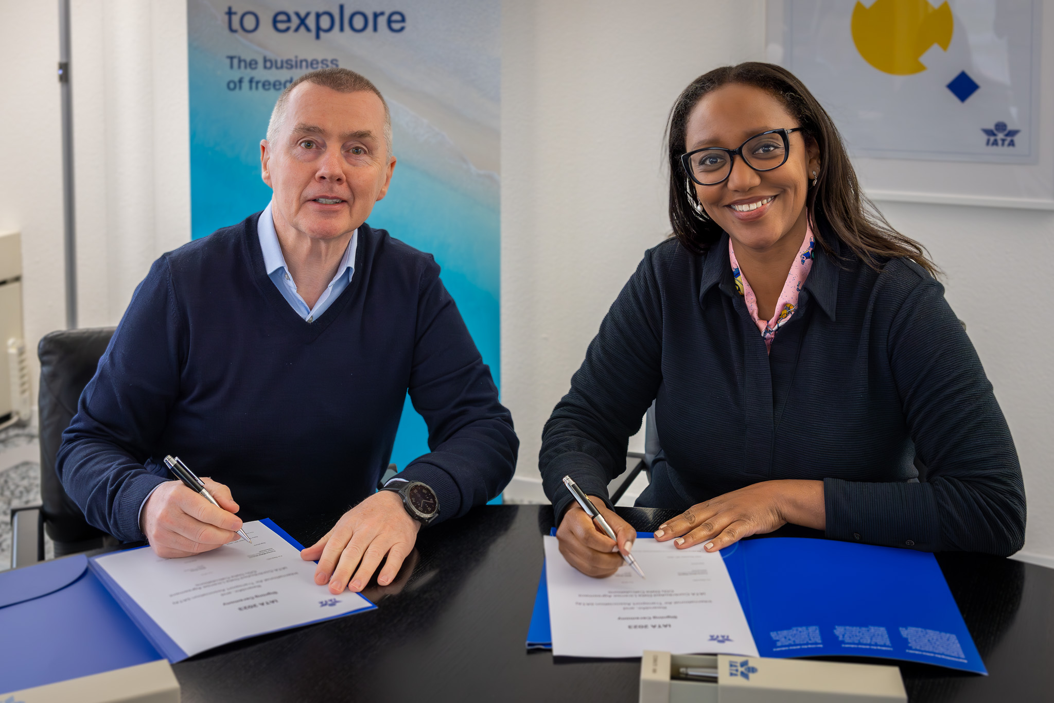IATA's Director General Willie Walsh and Rwandair CEO Yvonne Manzi Makolo signing a CO2 Connect agreement
