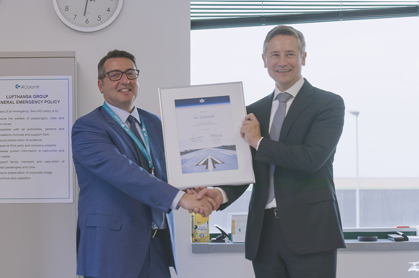 IATA presents Air Dolomiti with a membership certificate