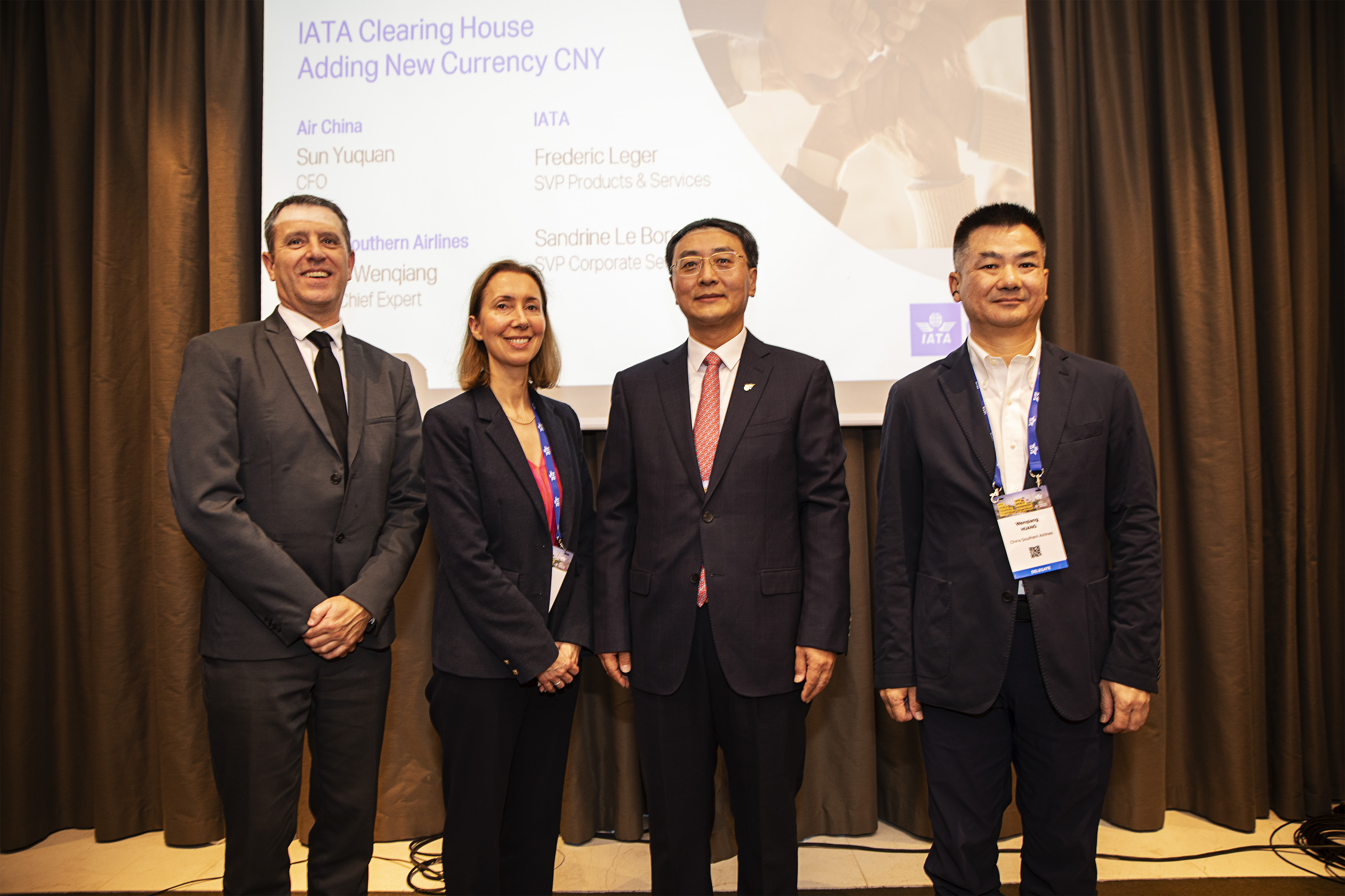 从左至右:国际航协产品与服务高级副总裁弗雷德里克·莱热(Frederic Leger),国际航协企业服务高级副总裁桑德琳·勒博尔涅(Sandrine Le Borgne),中国航空集团有限公司总会计师孙玉权,中国南方航空股份有限公司首席信息官、首席专家黄文强